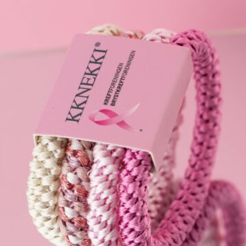 Rosa sløyfe x KKNEKKI hårstrikker på en rosa bakgrunn