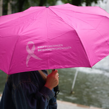 Rosa Rosa sløyfe-paraply med logo fra Kreftforeningen og Brystkreftforeningen